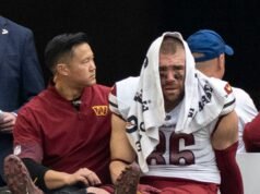 O tight end do comandante, Zach Ertz, começa a chorar após sofrer uma grave lesão no pé