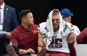 O tight end do comandante, Zach Ertz, começa a chorar após sofrer uma grave lesão no pé