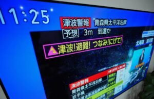 Um poderoso terremoto de magnitude 7,6 no norte do Japão levantou a possibilidade de um tsunami.