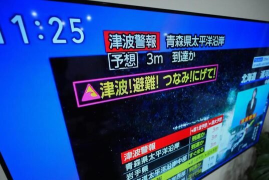 Um poderoso terremoto de magnitude 7,6 no norte do Japão levantou a possibilidade de um tsunami.