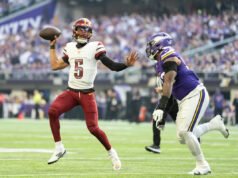 O comandante QB Jayden Daniels ficou de fora do jogo contra os Vikings depois de lesionar novamente o cotovelo esquerdo em seu primeiro jogo após lesão.