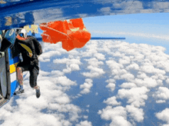 Paraquedista se liberta com pára-quedas no ar depois de ficar preso na cauda de avião em Queensland