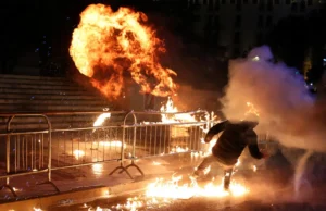 Protestos eclodem contra o governo albanês por acusações de corrupção