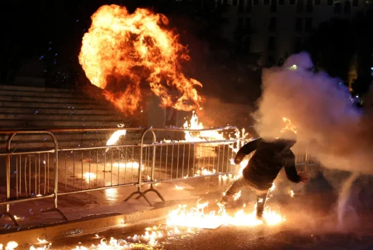 Protestos eclodem contra o governo albanês por acusações de corrupção