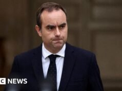 Primeiro-ministro francês vence votação importante sobre orçamento