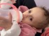 Após tratamento na Jordânia, o bebê Siwar voltou ao hospital em Gaza