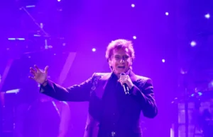Barry Manilow revela diagnóstico de câncer apesar de ser forçado a cancelar shows devido a uma cirurgia