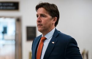 O ex-senador Ben Sasse anuncia diagnóstico de câncer e admite morte iminente