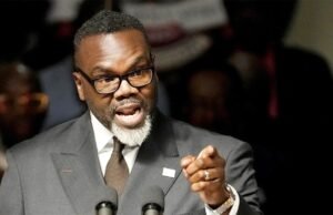 O prefeito de Chicago, Brandon Johnson, pode vetar o orçamento de 2026, arriscando paralisação