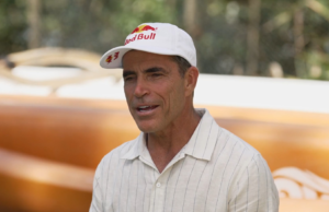 Carlos Berle garante que vai voltar a surfar na Nazaré depois de queda espectacular com onda enorme: ‘A minha equipa salvou-me a vida’