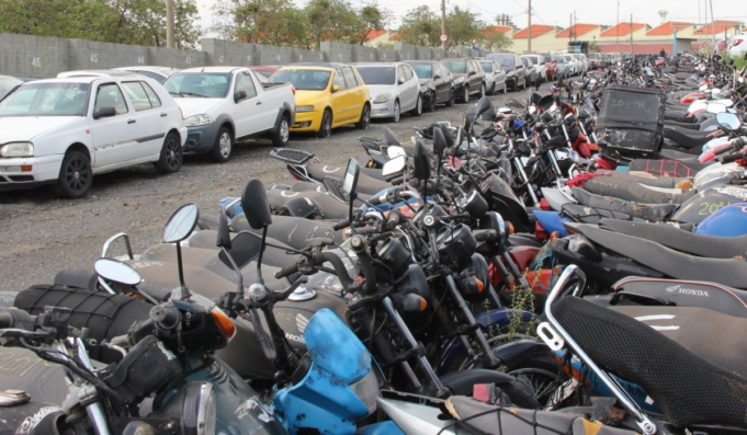 carros-e-motos-patio.png