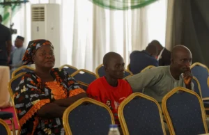 Nigéria resgata 100 crianças sequestradas, pais aguardam ansiosamente notícias