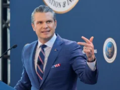 O secretário do Pentágono do presidente Trump, Pete Hegseth, é criticado por crescente escândalo