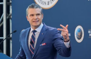 O secretário do Pentágono do presidente Trump, Pete Hegseth, é criticado por crescente escândalo