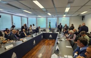 Num momento: Comissão de Constituição e Justiça reúne-se para decidir sobre a prisão de Bessler