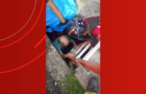 Idoso foi resgatado após passar dois dias preso em ralo no Amazonas