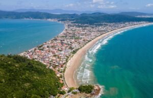 Destino paradisíaco com 39 praias: Por que o turista paga até R$ 191 para entrar na menor cidade de SC