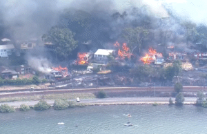 Casas danificadas por incêndios florestais no subúrbio de Coolewong, na costa central de NSW