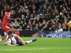 Frank defende Van de Ven, do Tottenham, por ataque a Isaac