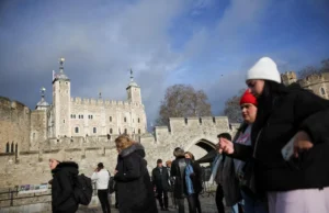 Quatro pessoas são presas por atirar comida em tesouro britânico