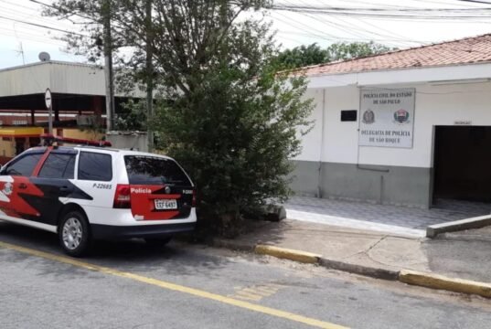 Jovem tentou roubar a motocicleta do policial e foi morto a tiros durante o confronto