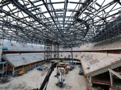 Organizadores defendem o tamanho da nova arena de hóquei no gelo de Milão