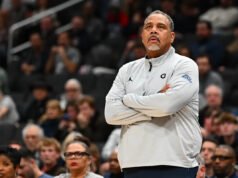 O técnico de Georgetown, Ed Cooley, suspendeu um jogo após a derrota para Xavier por jogar uma garrafa de água que atingiu uma criança pequena