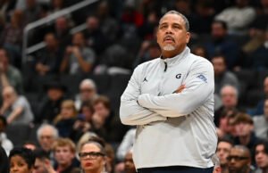 O técnico de Georgetown, Ed Cooley, suspendeu um jogo após a derrota para Xavier por jogar uma garrafa de água que atingiu uma criança pequena