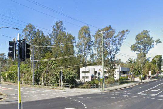 Um homem sofre ferimentos graves após suposto esfaqueamento no trânsito em The Gap, Brisbane