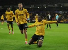 O Manchester United passa para o 6º lugar com vitória por 4-1 enquanto os Wolves continuam a sofrer