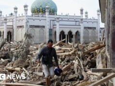 O número de mortos nas piores inundações da Indonésia ultrapassou 900