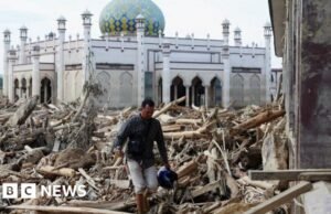 O número de mortos nas piores inundações da Indonésia ultrapassou 900