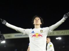 Os problemas de Arne Slott no Liverpool se aprofundam quando Ao Tanaka entrega novamente para o animado Leeds