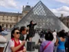 Vazamentos de água no Museu do Louvre, em Paris, danificando livros pertencentes ao departamento de arqueologia egípcia
