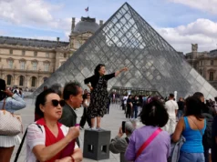 Vazamentos de água no Museu do Louvre, em Paris, danificando livros pertencentes ao departamento de arqueologia egípcia