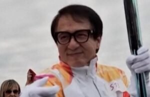 Jackie Chan conduz a tocha olímpica por Pompéia