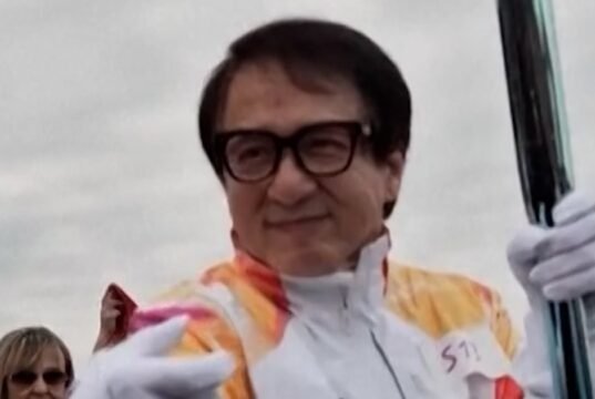 Jackie Chan conduz a tocha olímpica por Pompéia