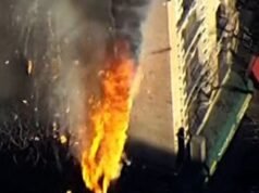 Detritos caem de prédio de apartamentos em Nova York