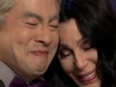 Bowen se despede de ‘SNL’ em esboço com Young Cher