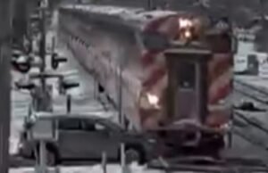 O vídeo mostra uma colisão entre um trem e um carro