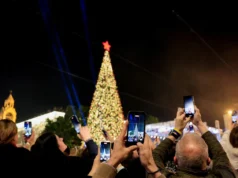 Palestinos buscam esperança enquanto as luzes de Natal retornam a Belém
