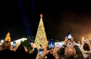 Palestinos buscam esperança enquanto as luzes de Natal retornam a Belém