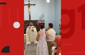 Padre surpreende noivos e canta José Mendes no casamento