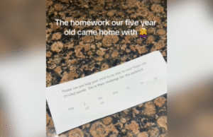 A criança de 5 anos traz a primeira lição de casa, identificando os erros inesperados da mãe