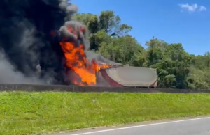 Colisão entre caminhões causa incêndio e morte em Regis Bittencourt, SP; vídeo