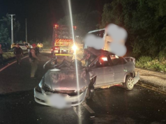 No Paraná, carro quebrou ao meio após capotar na pista e colidir com ônibus