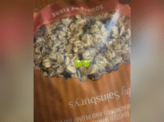 Mulher ouve algum ‘farfalhar’ no saco de granola – choque com o que há dentro