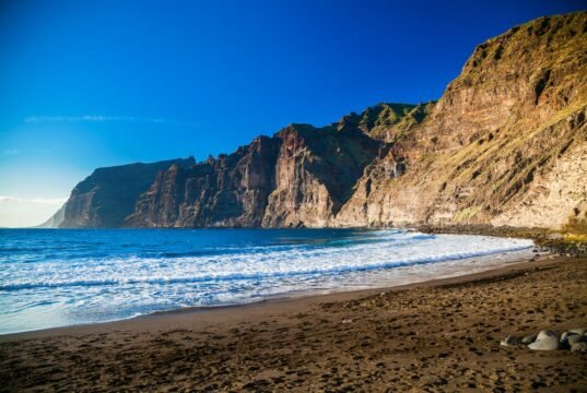 Três pessoas morreram e várias outras ficaram feridas após serem atingidas por fortes ondas em Tenerife