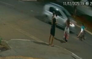 O menino cai na estrada e o motorista foge sem ajudar Goase; vídeo