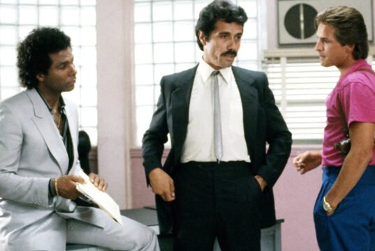 A série Miami Vice dos anos 80 sobrevive graças a um dos melhores filmes policiais de todos os tempos